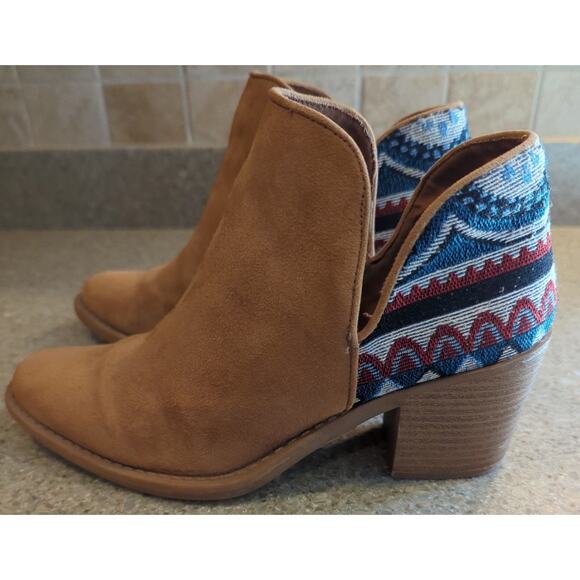Qupid Tan Suede Booties Southwestern Blanket Heel detail 2.5" Women's Size 8 - Picture 3 of 9